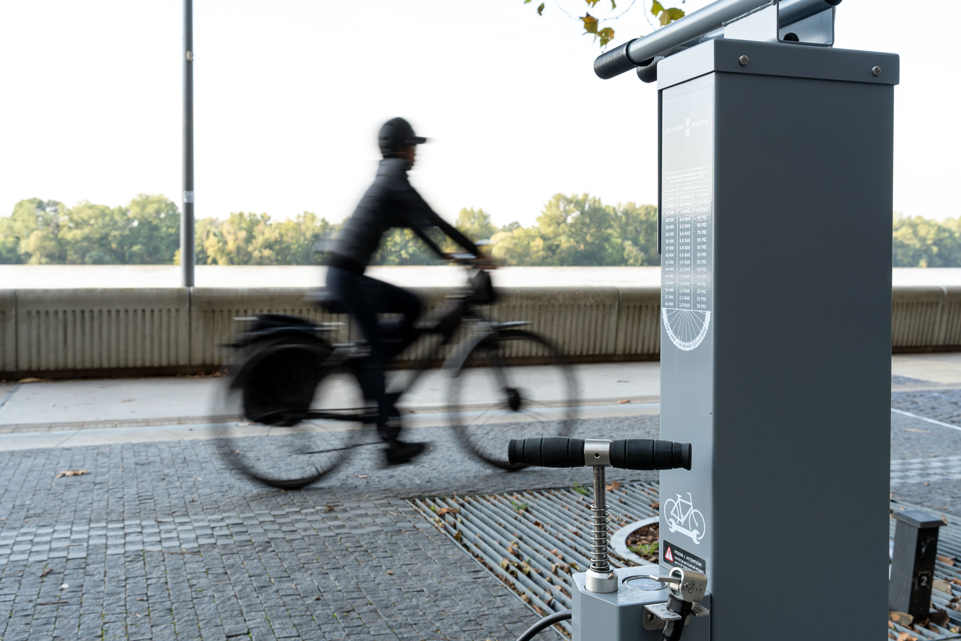 Nová servisná stanica aj nabíjačka pre cyklistov